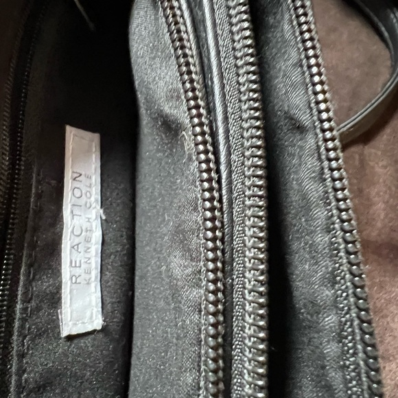 Kenneth Cole Reaction crossbody or shoulder strap wallet. Strap is adjustable - Picture 8 of 10
